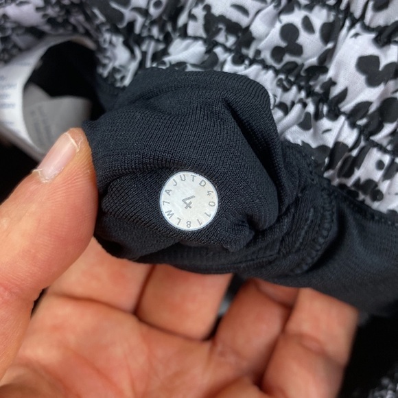 Lululemon Hotty Hot Short II *Long 4" Chirasu Black / Chirakasu Alpine White - Picture 4 of 5